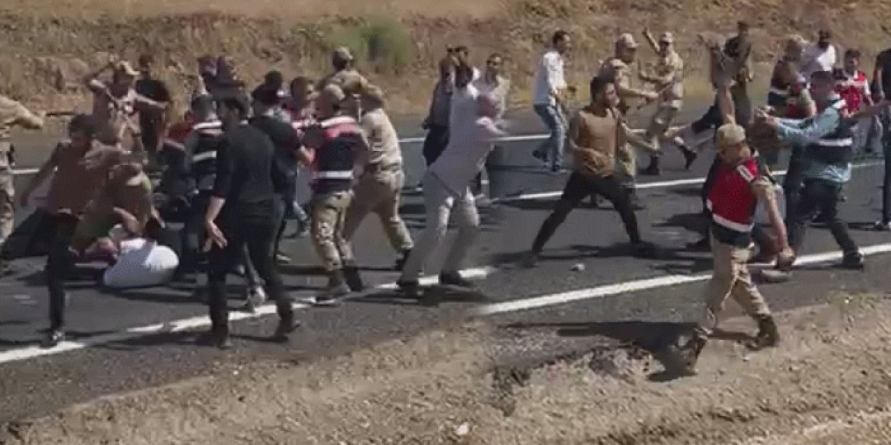 Yolu araç geçişine kapattı, hayatını Jandarma kurtardı