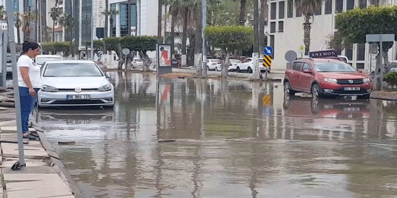 Lodos nedeniyle deniz taştı: Kıyı şeridi ve yollar sular altında kaldı