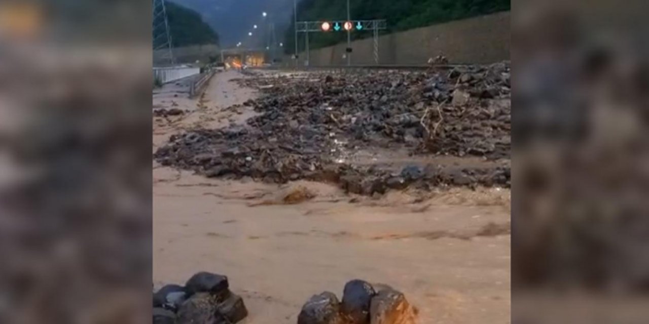 Trabzon karayolunda heyelan: Yol kapandı