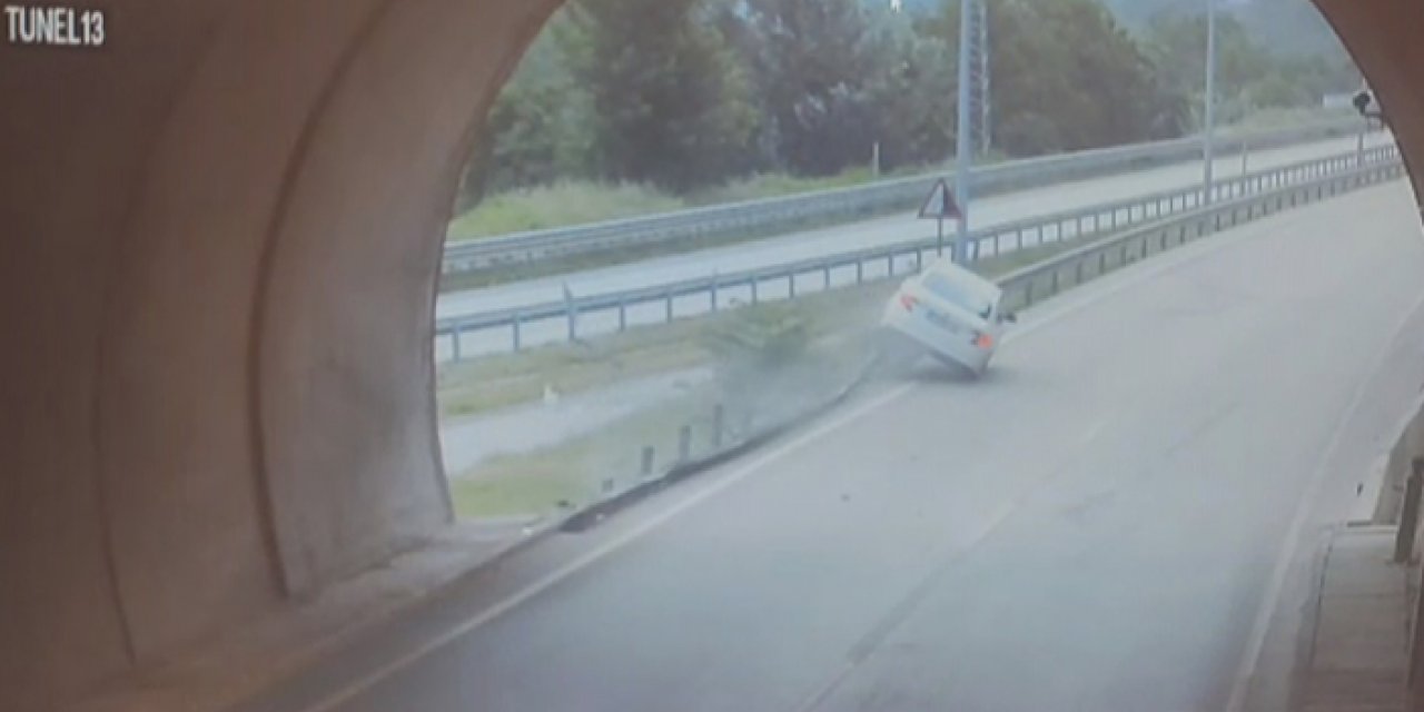 Kontrolden çıkan araç bariyerlere çıktı