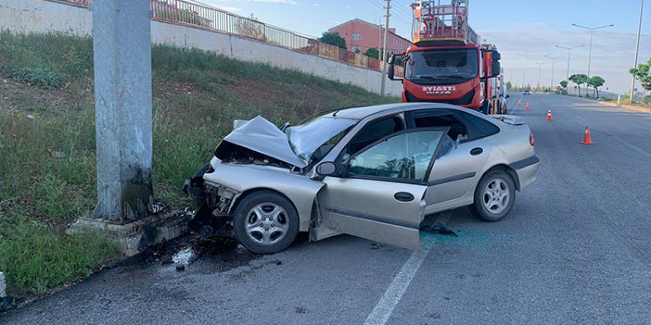Otomobil direğe çarptı: 1 ölü 1 yaralı
