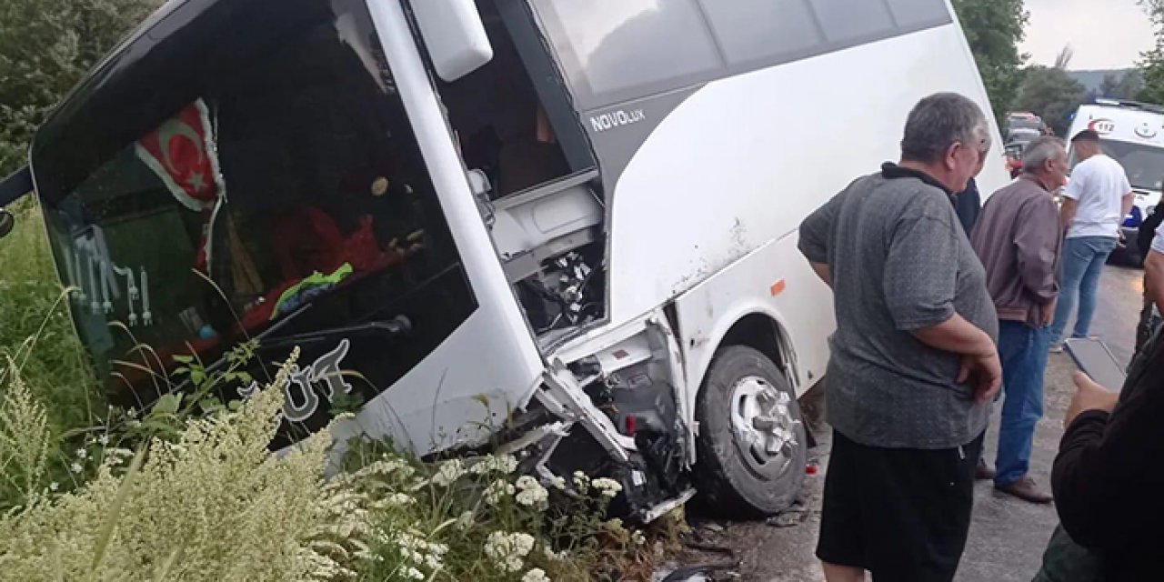 Midibüs ile otomobil kafa kafaya çarpıştı: 11 yaralı