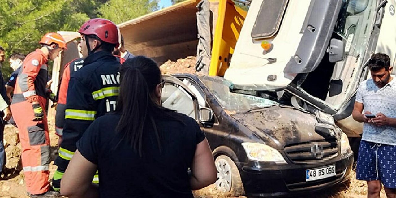 VIP aracın üzerine kamyon devrildi: İş insanı hayatını kaybetti