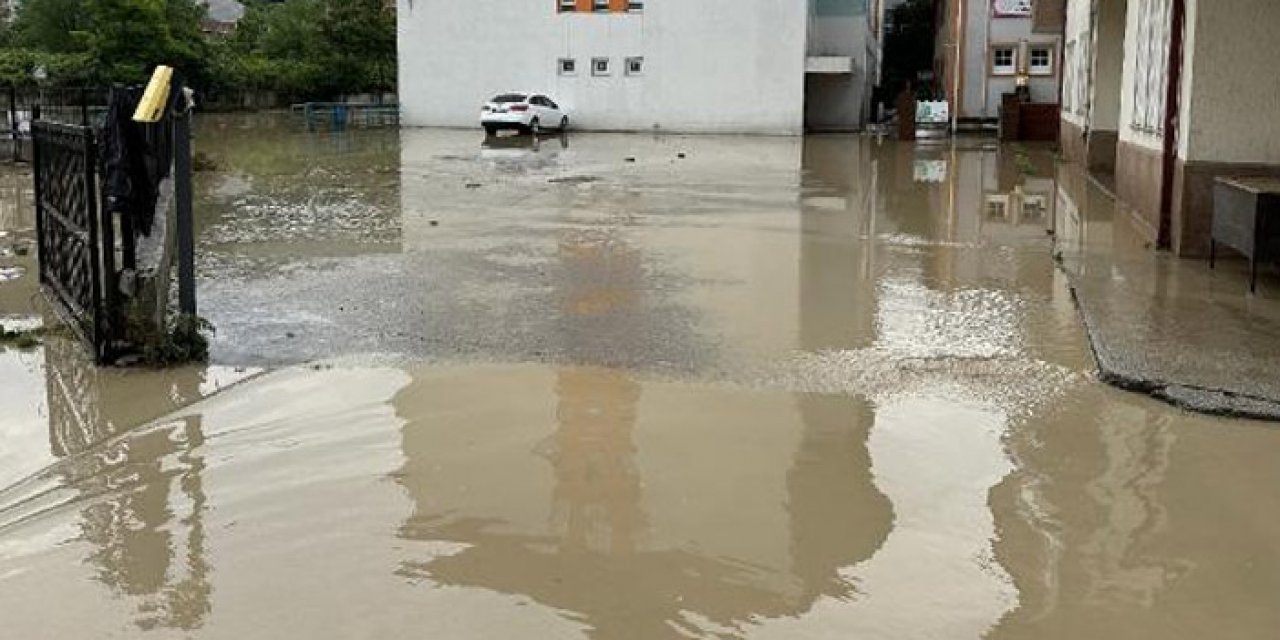 Amasra'da sel sonrası temizlik çalışmasına başladı