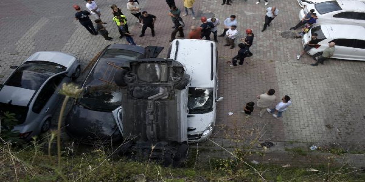 Kağıthane'de sürücüsünün vitesi karıştırdığı otomobil 8 metre uçtu