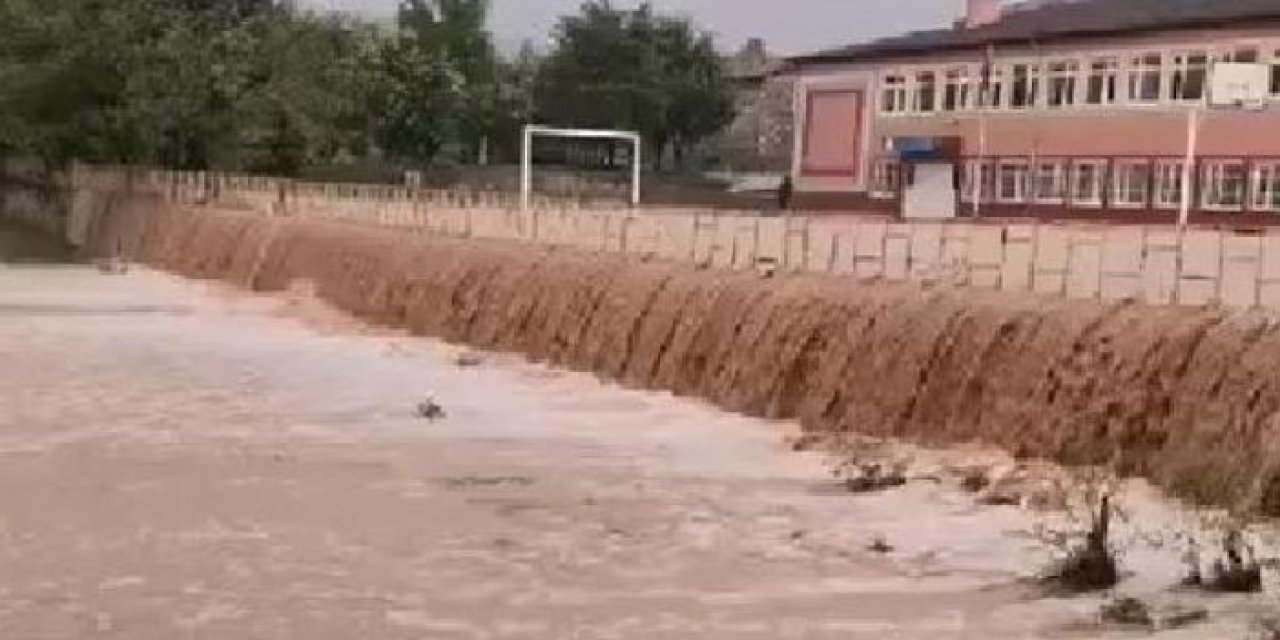 Tokat'tı sel vurdu: Ulaşımda aksamalar yaşandı