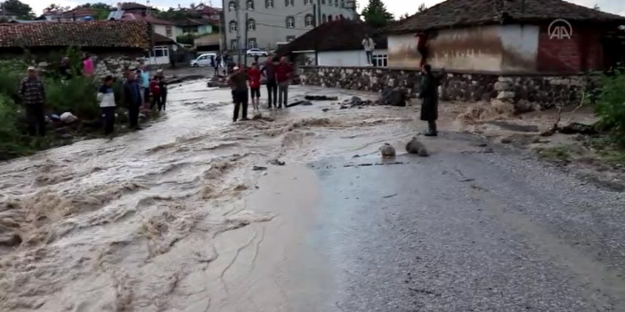 Samsun'da sağanak taşkın ve su baskınına neden oldu