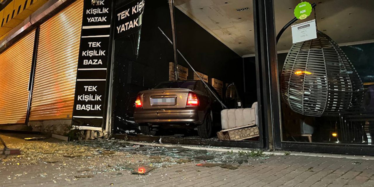 Seyir halindeyken lastiği patladı; kontrolden çıkıp mağazaya girdi