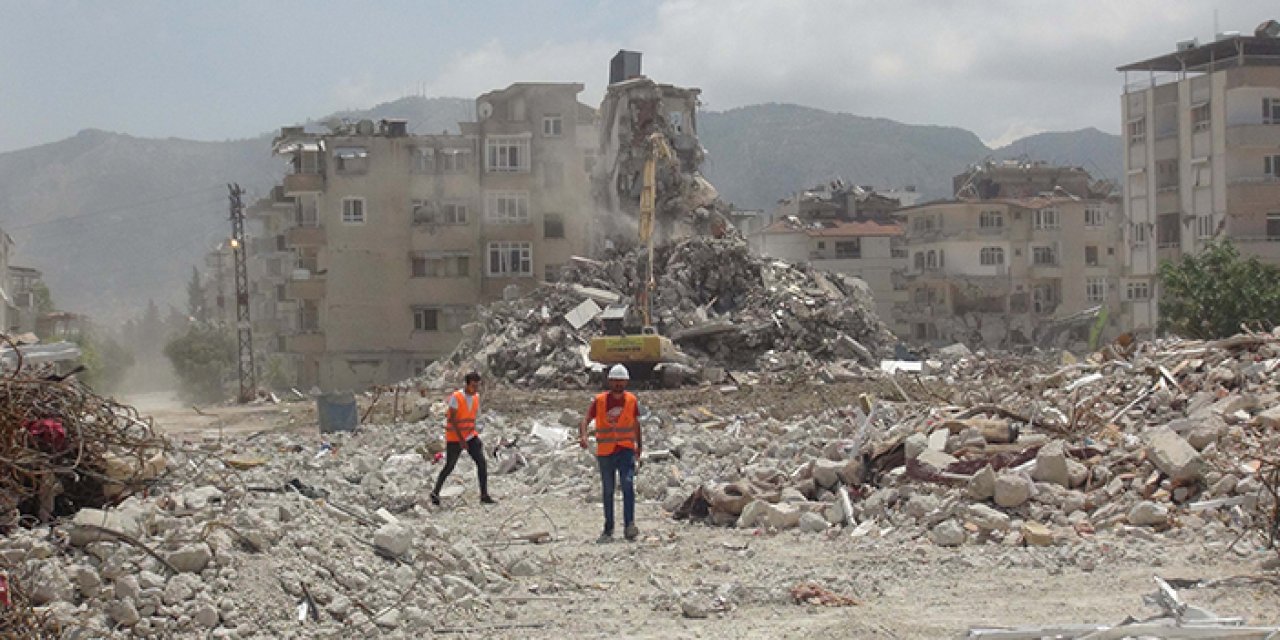 Ağır hasarlı binaların yıkımı devam ediyor