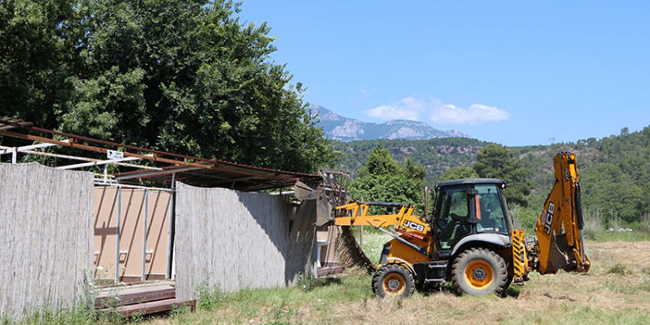 Sit alanına yapılan kaçak yapılar yıkıldı