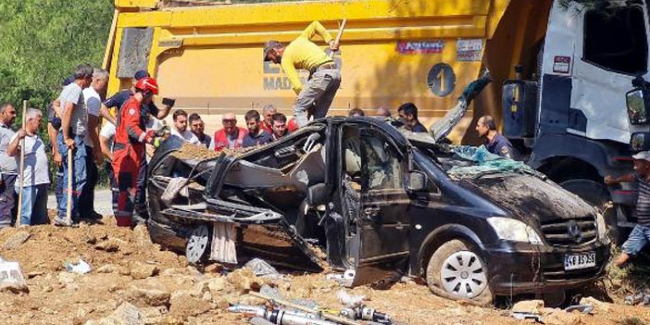 Hafriyat kamyonu aracın üzerine devrildi: Sürücü tutuklandı