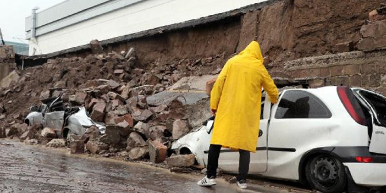 Kayseri'de sağanak: İstinat duvarı 3 aracın üstüne çöktü