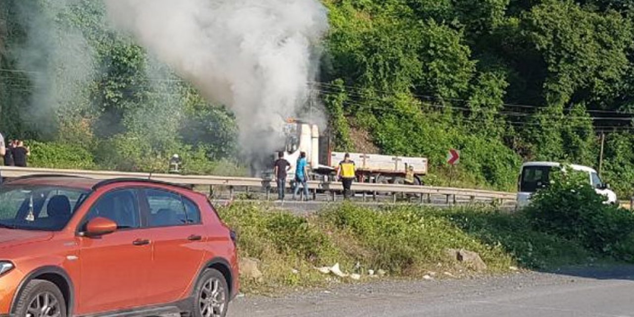 Seyir halindeki TIR alev topuna döndü