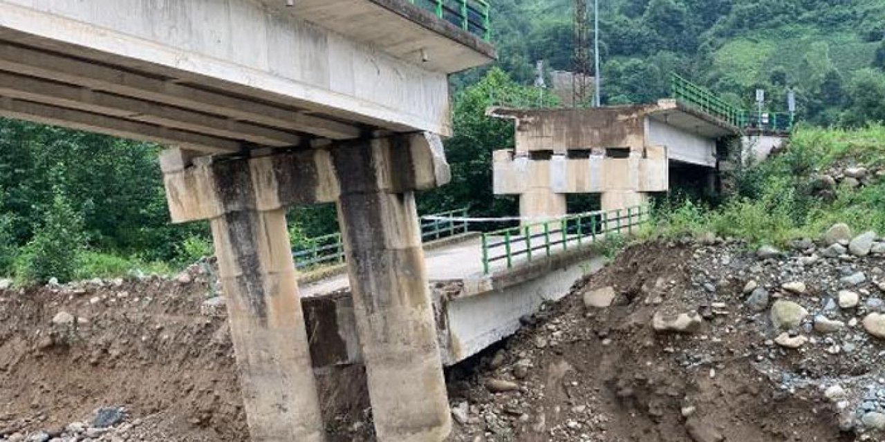 Köprünün 30 metrelik bloğu çöktü