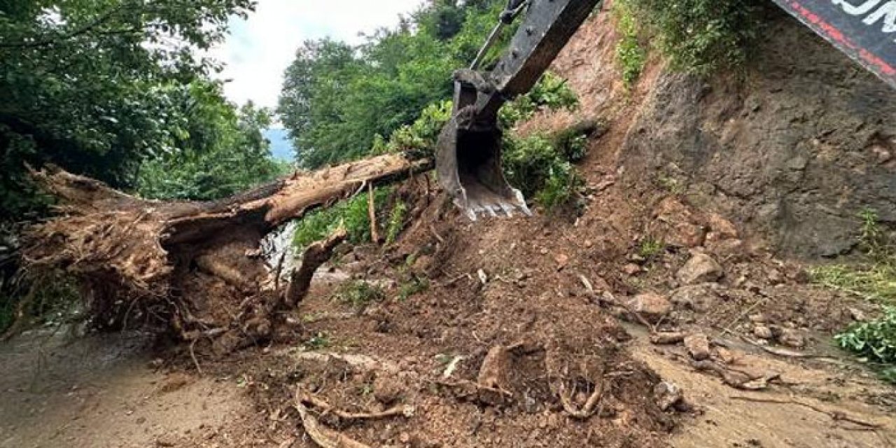 Ordu’da heyelan nedeniyle yol kapandı