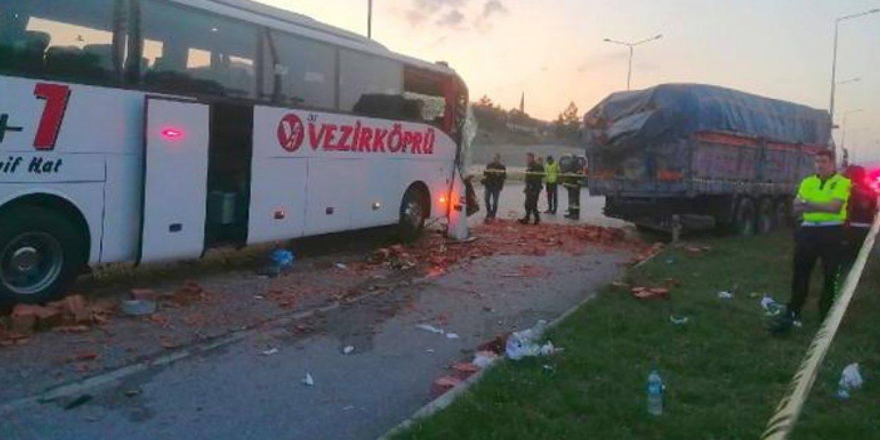 Yolcu otobüsü kamyona çarptı: 1 ölü, 9 yaralı