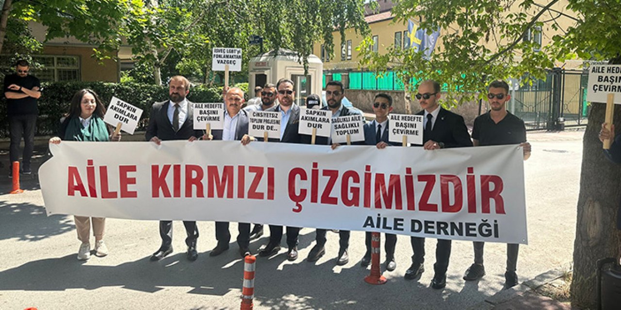 Büyükelçilik önünde LGBT protestosu