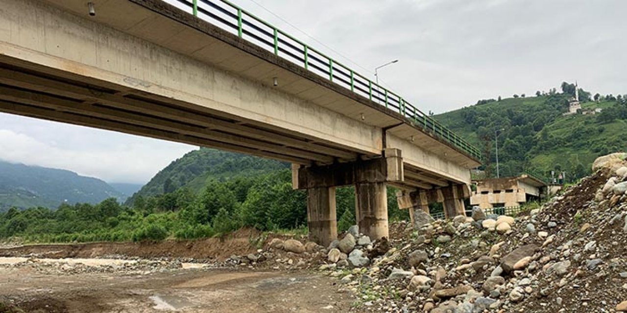 Çayeli'nde çöken köprüde alternatif yol çilesi