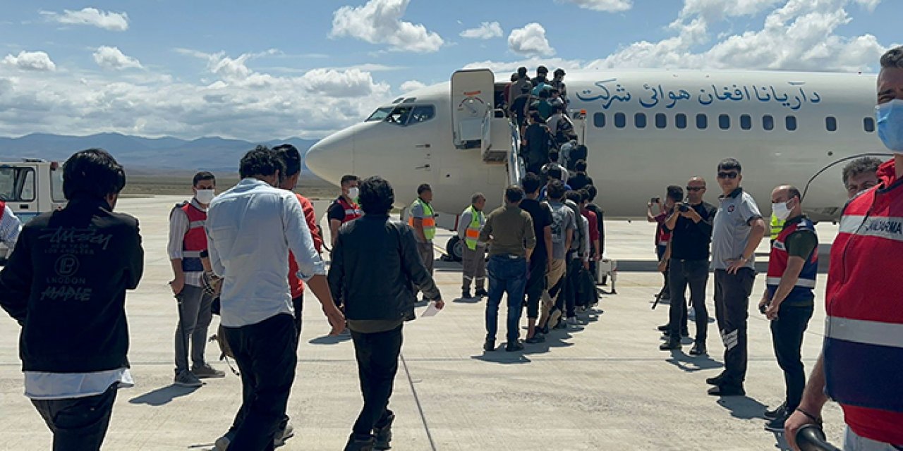 Kaçak göçmenler ülkelerine gönderildi