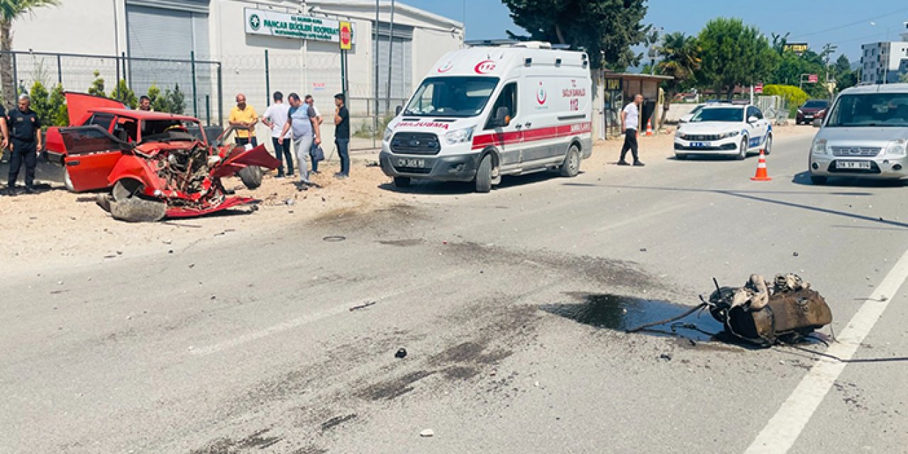 Kaza yapan otomobilin motoru koptu: Sürücüsü yola fırladı