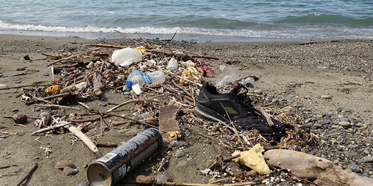 Sağanak yağışlar denizleri çöpe boğdu