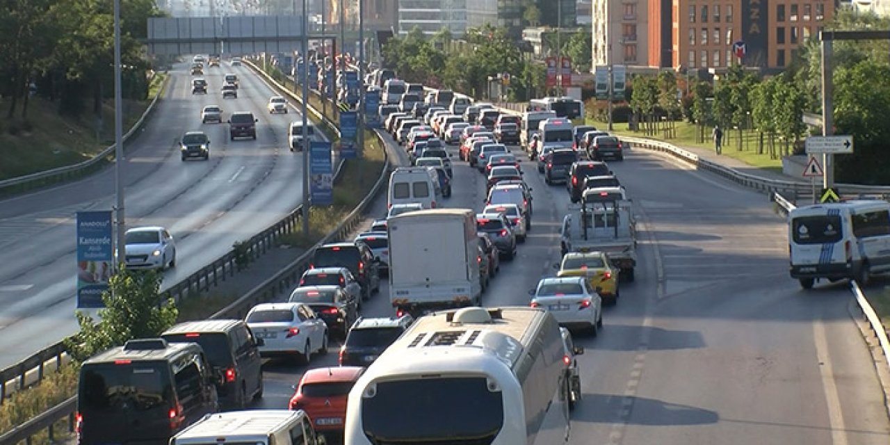 Bayram tatili nedeniyle trafik yoğunluğu devam ediyor