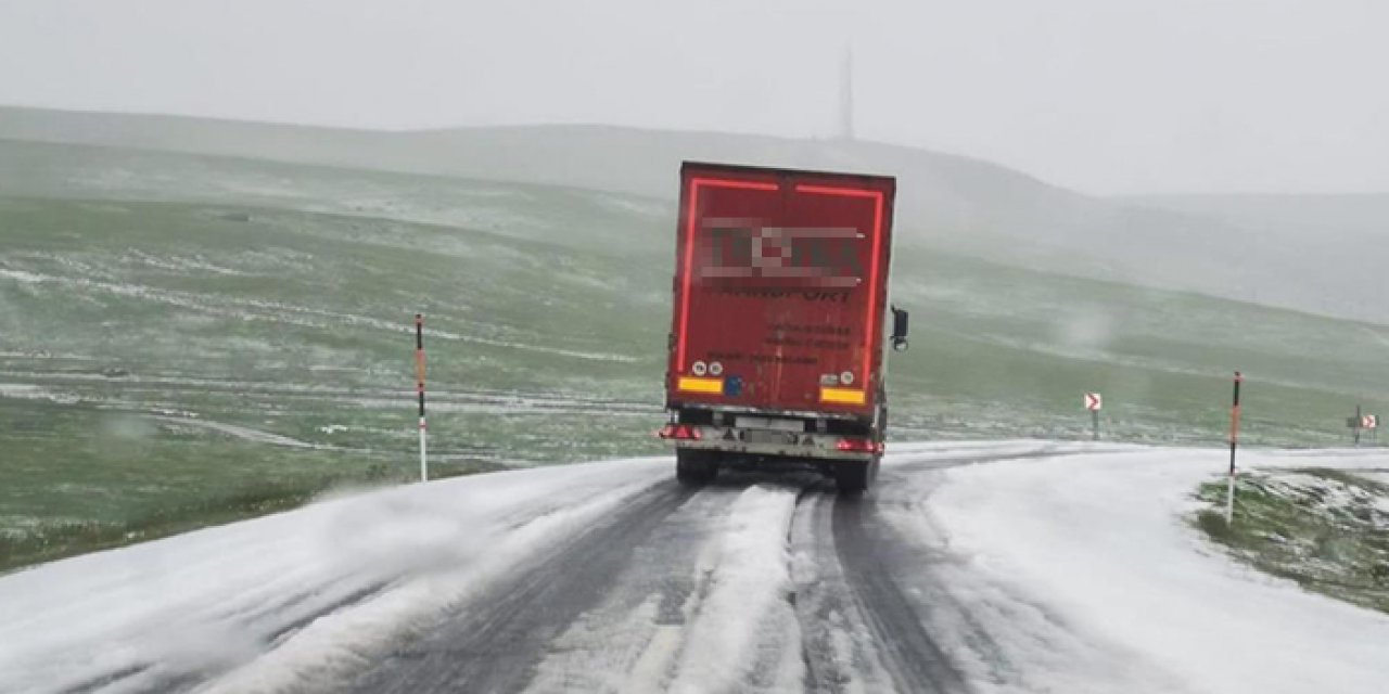 Sahara Geçidi'ne yaz mevsiminde kar yağdı