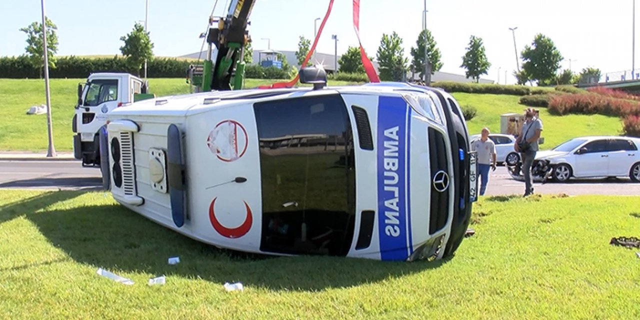 Hakimiyeti kaybetti; ambulans devrildi