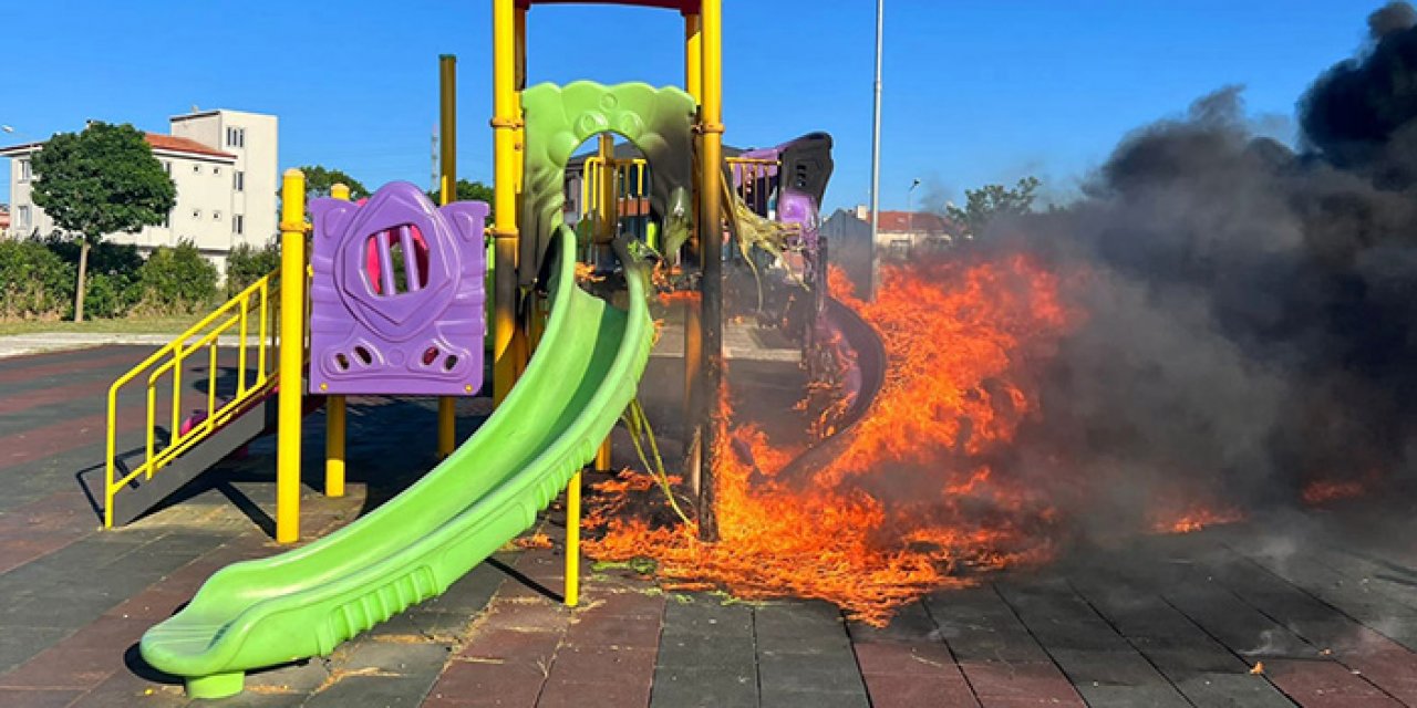Çocuk parkını yaktılar