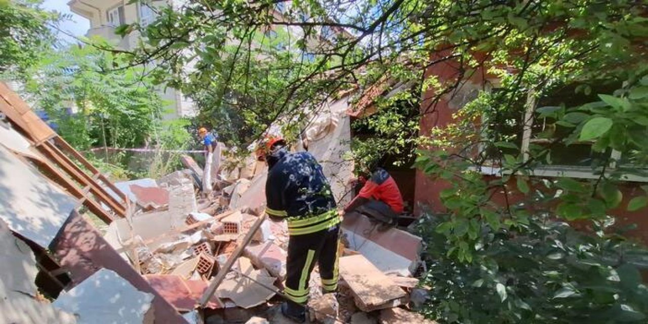 Yıkım çalışmasında sundurma çöktü: 2 ölü
