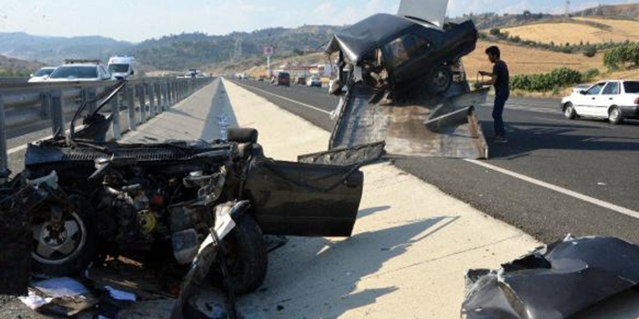 Kaza yapan otomobil ikiye bölündü: 1 kişi ağır yaralandı