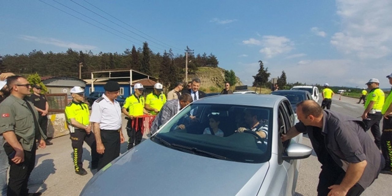 Karabük'te trafik denetimi: Vatandaşlara lokum ikram edildi