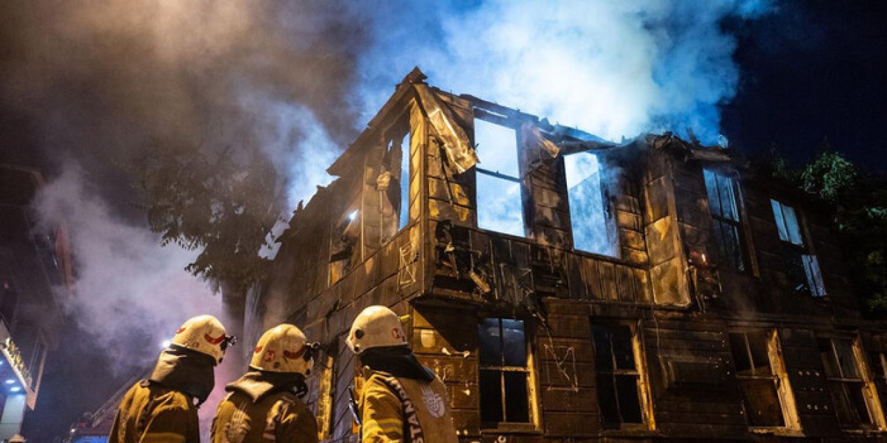 İstanbul Fatih’te metruk binada yangın