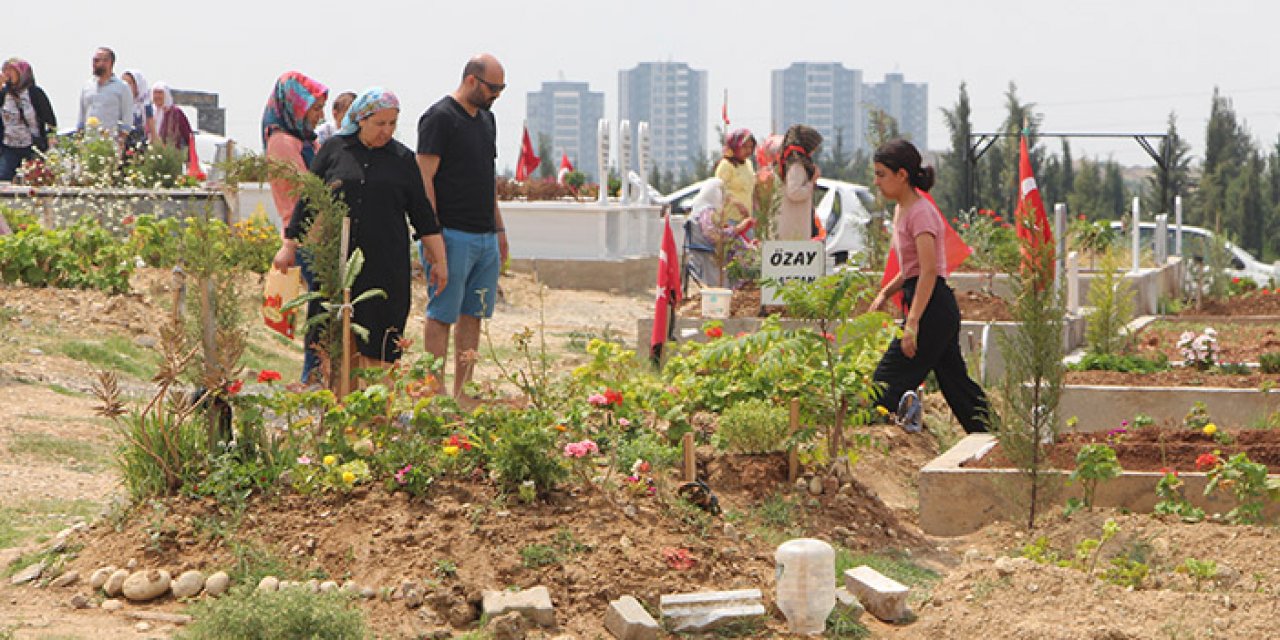 Depremde hayatını kaybedenler mezarları başında anıldı