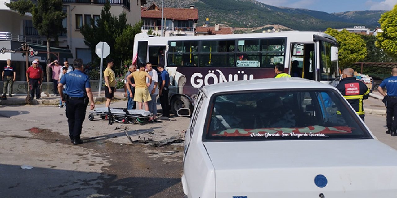 Özel halk otobüsü araca çarptı: 5 yaralı