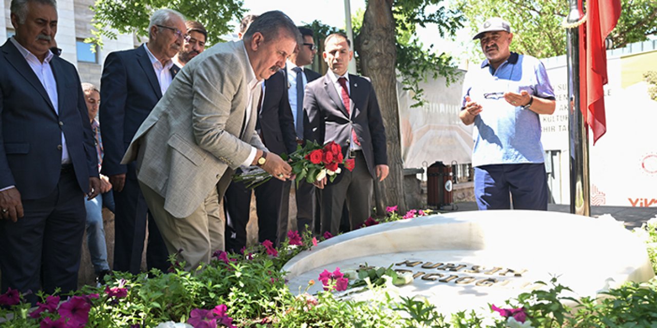 Mustafa Destici Muhsin Yazıcıoğlu'nun kabrini ziyaret etti