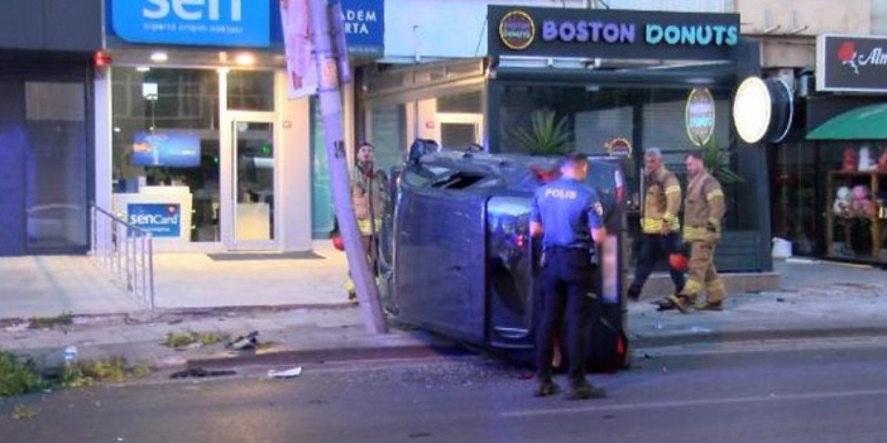 Otomobil elektrik direğine çarptı