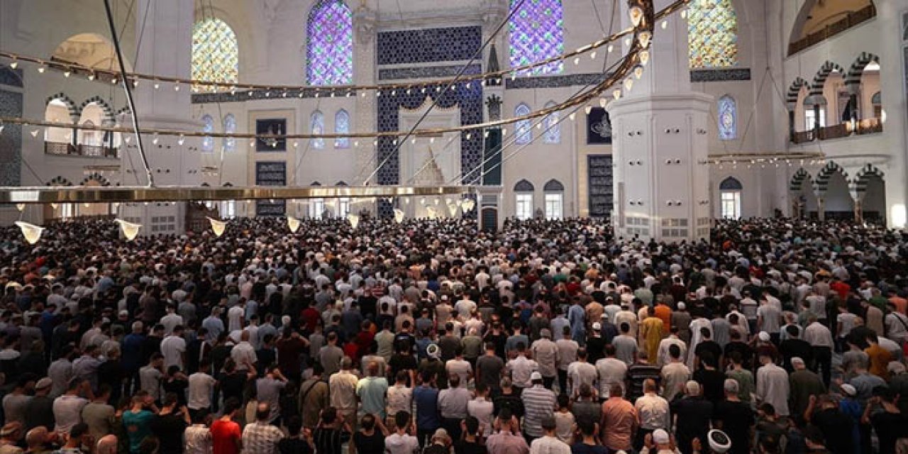 Camiler doldu taştı: Kurban Bayramı mübarek olsun