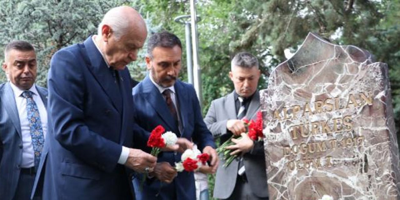 MHP Lideri Bahçeli Alparslan Türkeş’in kabrini ziyaret etti