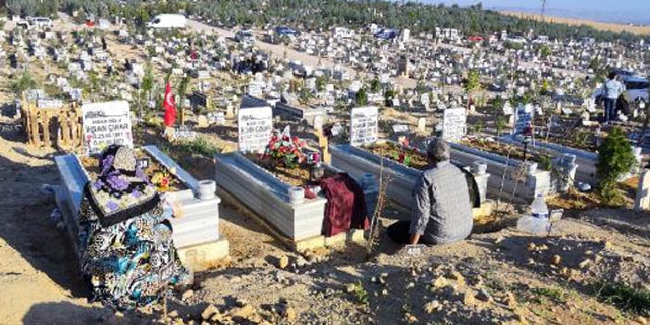 Depremde hayatını kaybedenlerin yakınları mezarlığa akın etti