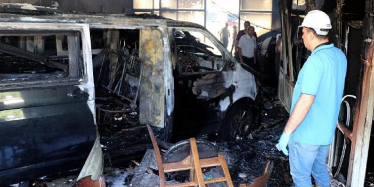 Oto galeride çıkan yangında 6 araç zarar gördü