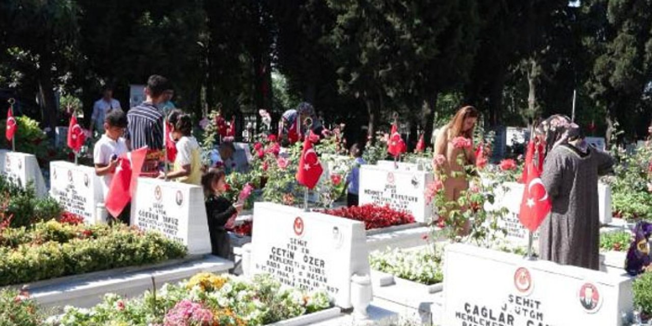 Bayramda insanlar şehitlerine koştu