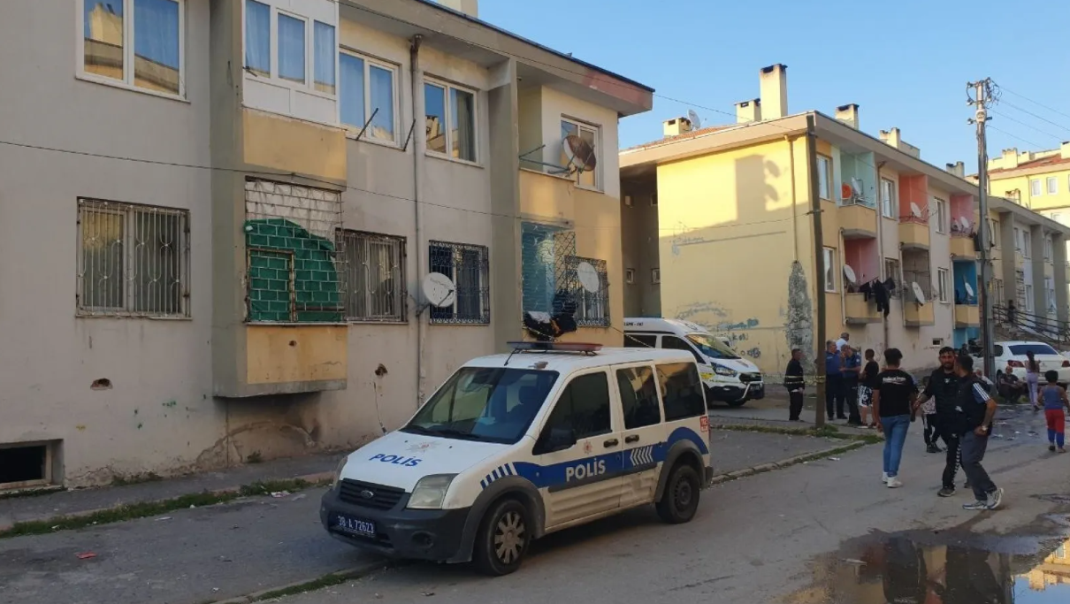 İkinci kattan düşen vatandaşın yaşam mücadelesi sürüyor