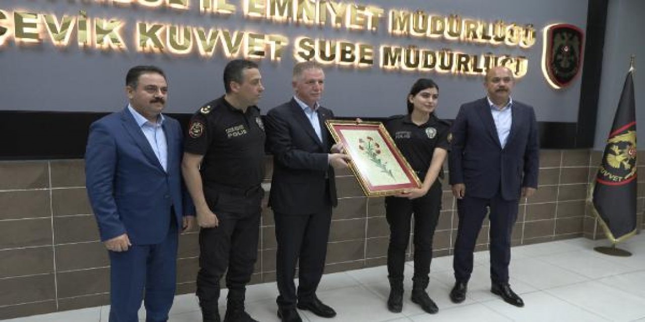 Vali Gül çevik kuvvet polisleriyle bayramlaştı