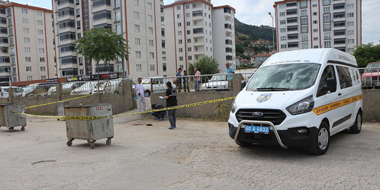 Önce bıçakladı sonra tüfekle vurdu