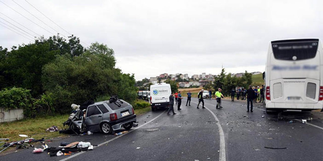 Otobüsle çarpışan araç sürücüsü öldü: eşi ve 2 çocuğu yaralı
