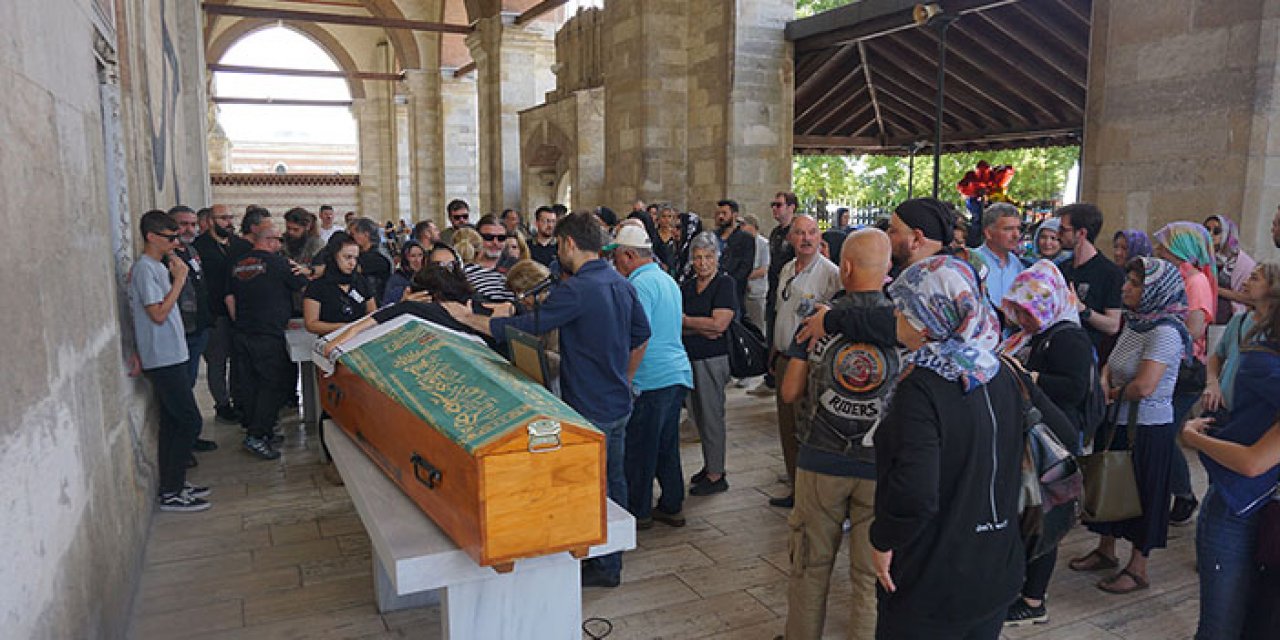 Romanya’da yaptığı kazada hayatını kaybeden diş hekimi Edirne’de toprağa verildi