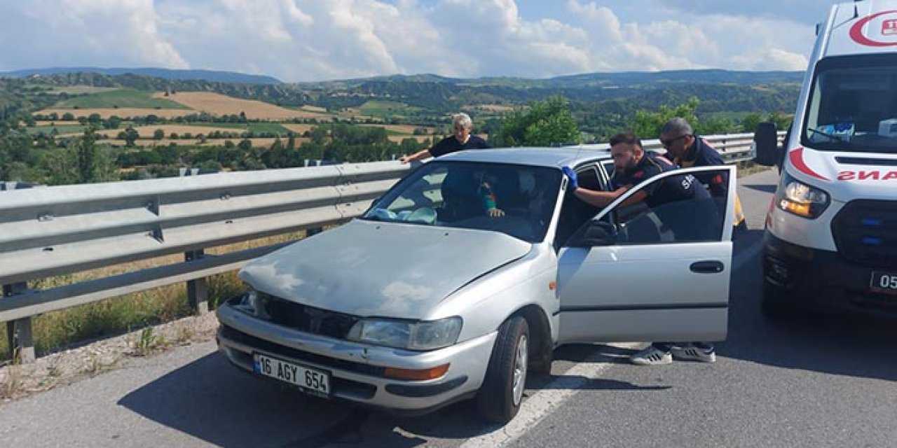 Otomobil bariyerlere girdi: 6 yaralı