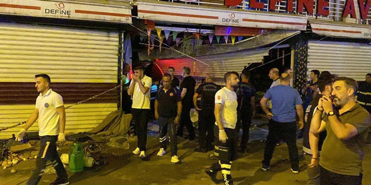 İki otomobil alışveriş merkezine girdi: 1 ölü 6 yaralı