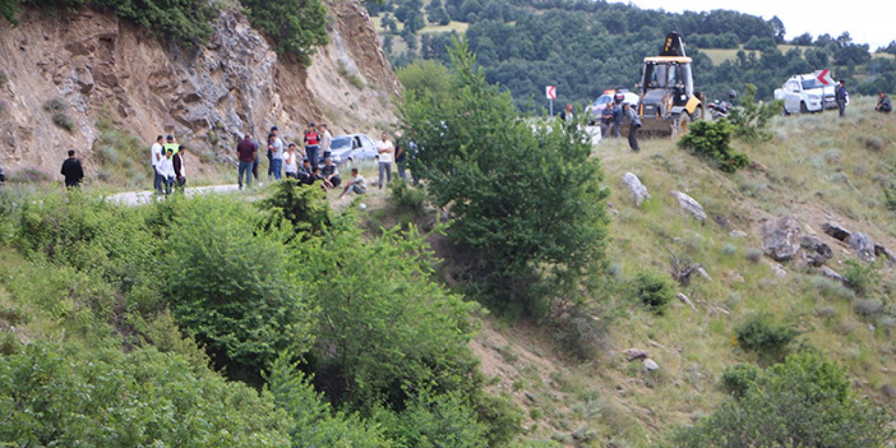 Kayıp 3 kişi otomobille uçuruma yuvarlanmış